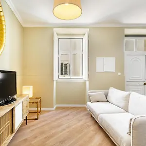 Apartamento Whome Urban Comfort: 1-br Near Airport & Train Station, Lisboa
